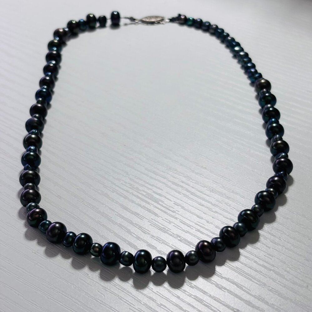 Black Peacock Pearl Beaded Necklace 18” Iridescent Classic - Picture 2 of 14